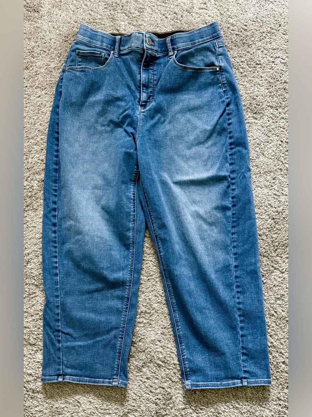 EUC White House Black Market Medium Wash Wide Leg Crop Jeans Size 12